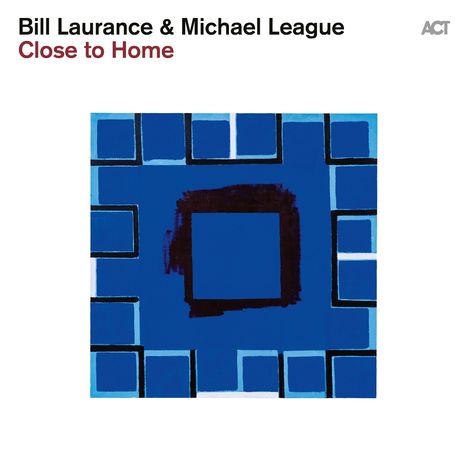 Text: "Bill Laurance & Michael League, Close to Home". Illustration: Blaue Quadrate mit dunklem zentralen Quadrat.