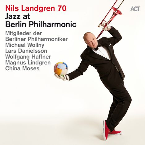 Texte: Nils Landgren 70, Jazz at Berlin Philharmonic, Künstlernamen. Eine Person im Anzug hält eine rote Posaune und einen Ball.