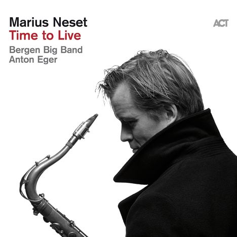 Marius Neset, Time to Live, Bergen Big Band, Anton Eger. Profil eines Mannes mit Saxophon, monochromer Stil.