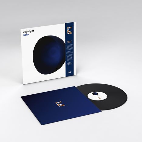 „Vijay Iyer Solo“ und „Past is Present“. Schallplattencover mit dunklem elliptischem Motiv auf weißem Hintergrund.