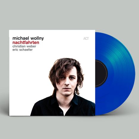 „michael wollny nachtfahrten“ in schwarz-rot, „christian weber eric schaefer“ darunter. Porträt eines Mannes, blaue Vinyl.