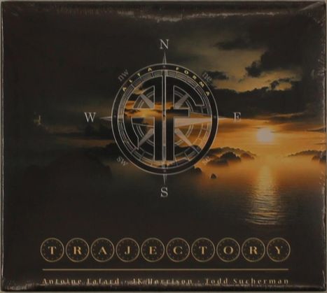 "TRAJECTORY" in goldener Schrift. Eine Kompassrose über einem Sonnenuntergang über einem Meer.