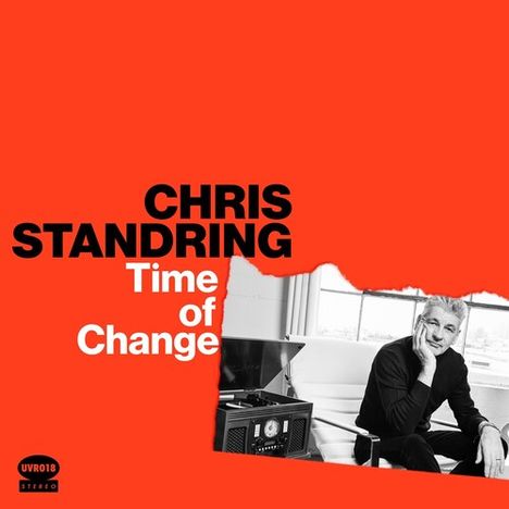 "CHRIS STANDRING Time of Change" steht auf einem roten Hintergrund. Rechts sitzt ein Mann gedankenverloren.