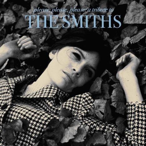 „please, please, please: a tribute to THE SMITHS“. Eine Frau liegt auf Herbstblättern, trägt ein Hahnentrittmuster.