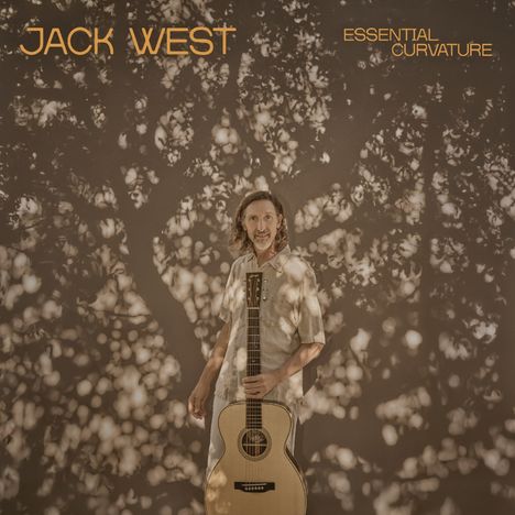 "JACK WEST" und "ESSENTIAL CURVATURE". Mann mit Gitarre, stehend im Schatten von Blättern, trägt Hemd.