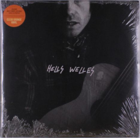 Aufschrift "Hells Welles" in weißem Text. Ein Mensch hält eine Gitarre, dunkles und kontrastreiches Design.