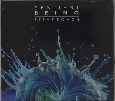 "SENTIENT BEING STEVE ROACH" in weißen Buchstaben, darunter eine abstrakte Darstellung einer bunten Flüssigkeitsexplosion.