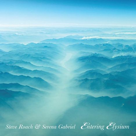 Text: "Steve Roach & Serena Gabriel Entering Elysium". Sanfte blaue Berglandschaft unter einem klaren Himmel.