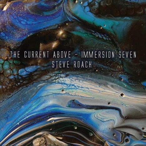 „The Current Above - Immersion Seven“ und „Steve Roach“ stehen auf einem abstrakten, fluiden Kunstwerk in Blau- und Grüntönen.