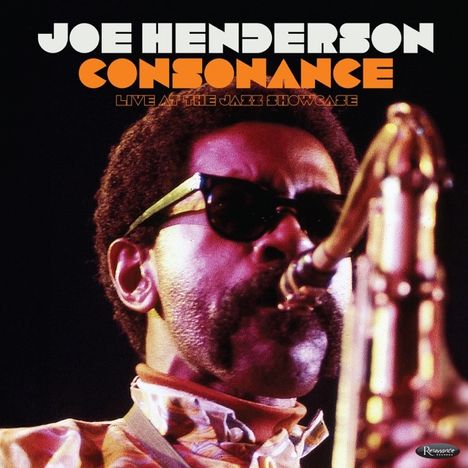 "JOE HENDERSON CONSONANCE LIVE AT THE JAZZ SHOWCASE." Ein Mann mit Sonnenbrille spielt Saxophon, Nahaufnahme.