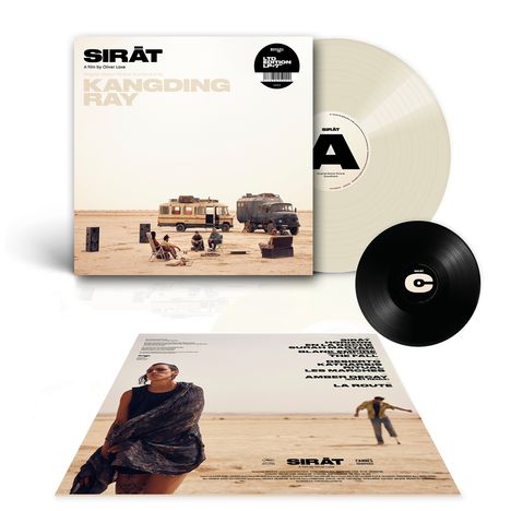 Text: "SIRÄT", "KANGDING RAY". Szenen in einer Wüstenlandschaft mit Wohnwagen und Menschen, Schallplatten.