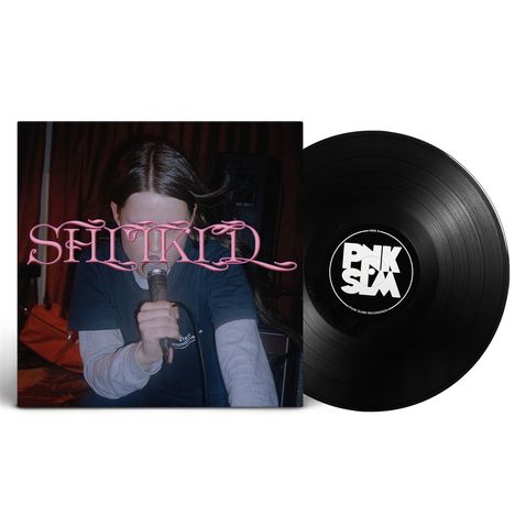 „Shitkid“ steht in rosa Buchstaben über einem Foto. Eine Vinylplatte zeigt „PNK SLM“ auf dem Etikett.