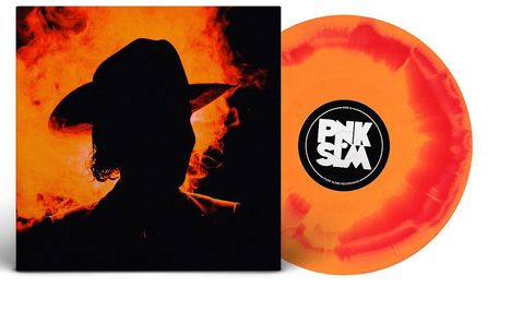 „PNK SLM“ steht auf einer bunten Schallplatte. Schwarze Silhouette mit Hut vor einem feurigen Hintergrund.