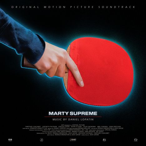 "Marty Supreme", Musik von Daniel Lopatin. Eine Hand hält einen roten Tischtennisschläger auf schwarzem Hintergrund.