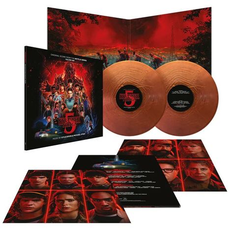 "Stranger Things" Vinyl-Set. Cover mit Charakteren und rotem Monster. Zwei orangene Schallplatten und Bilder der Figuren.