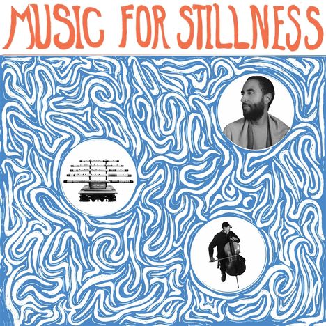 „MUSIC FOR STILLNESS“ in roten Buchstaben. Drei Kreise mit einem Mann, einem Cello-Spieler und Notenblättern, umgeben von blauen Mustern.