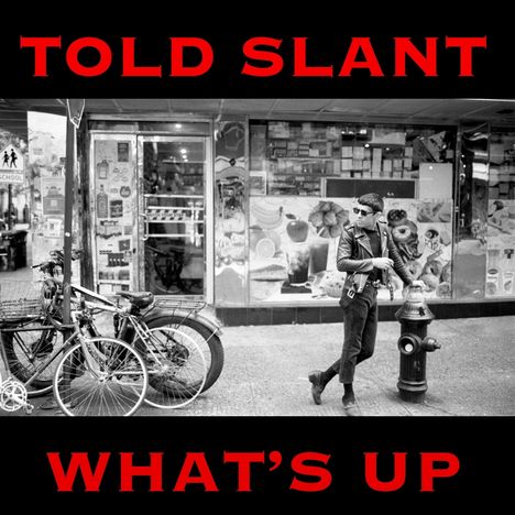 "TOLD SLANT" und "WHAT'S UP" in roten Buchstaben. Schwarz-weißes Foto: Person in Lederjacke lehnt an einem Hydranten.