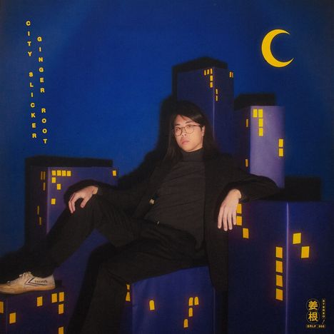 Text: CITY SLICKER, GINGER ROOT.  
Szene: Person in dunkler Kleidung sitzt vor stilisierter Stadtlandschaft mit gelbem Mond.