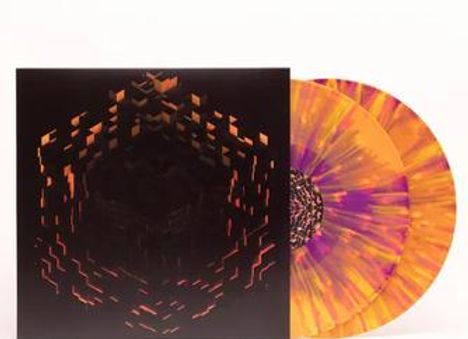Zwei bunte Schallplatten mit orange-violettem Muster neben einem dunklen Cover mit abstraktem geometrischen Design.