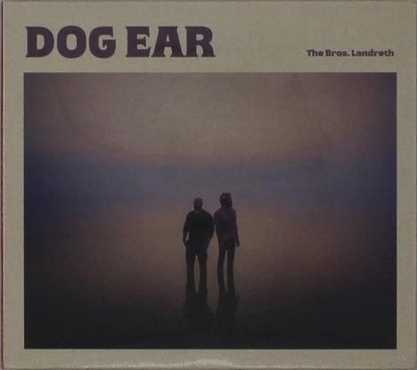 „DOG EAR“, „The Bros. Landreth“. Zwei Personen stehen nebeneinander in einer verschwommenen Landschaft.