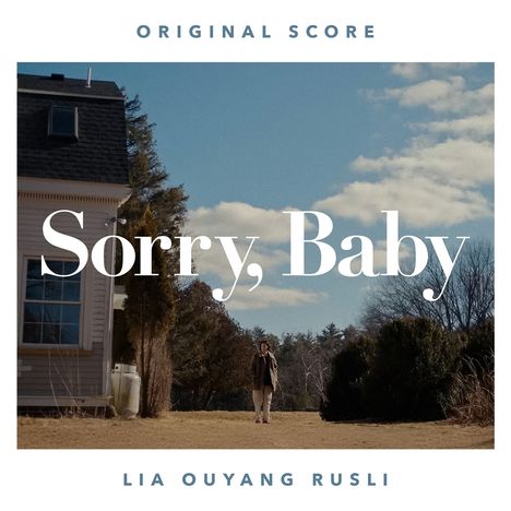 "Original Score", "Sorry, Baby", "Lia Ouyang Rusli" über einem Gebäude und einer Person auf einer Wiese mit Bäumen im Hintergrund.
