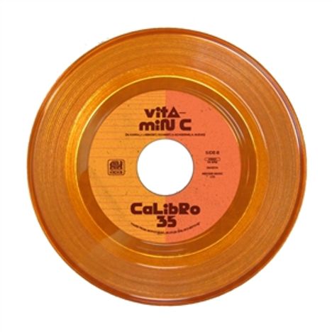 Text: "Vita-Min C", "Calibro 35". Orangefarbene Schallplatte mit zentraler Beschriftung und transparentem Vinyl.