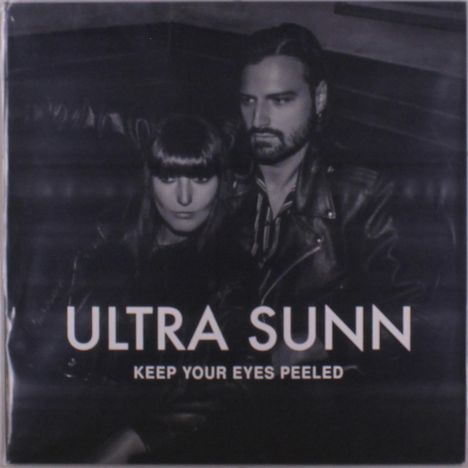 "ULTRA SUNN" und "KEEP YOUR EYES PEELED" in weißer Schrift. Ein Mann und eine Frau in Lederjacken sitzen nebeneinander.