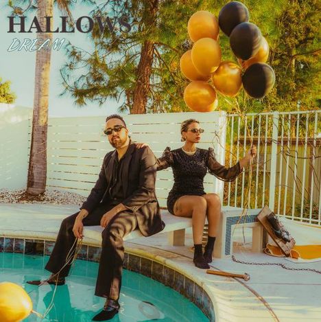 Text „HALLOWS DREAM“. Zwei stilvoll gekleidete Personen am Pool, eine hält goldene und schwarze Luftballons.