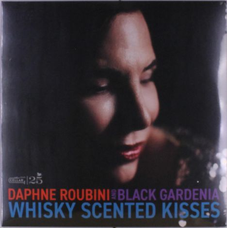 "Daphne Roubini and Black Gardenia Whisky Scented Kisses." Bild einer Frau mit geschlossenen Augen und roten Lippen.
