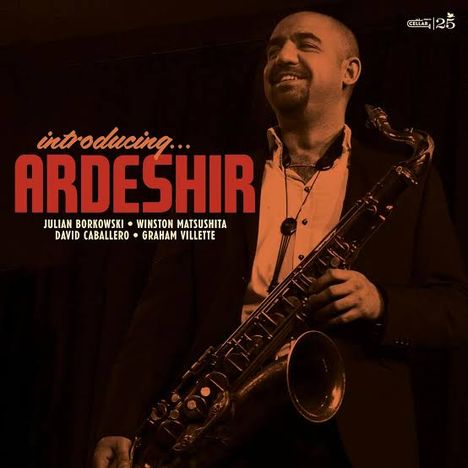 Schriftzug: "Introducing Ardeshir". Namen: Julian Borkowski, Winston Matsushita, David Caballero, Graham Villette. Musiker mit Saxophon.
