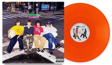 Texte: "laundry day", "earworm", "Parental Advisory Explicit Content". Vier Personen auf einem Sofa, orangefarbene Schallplatte.