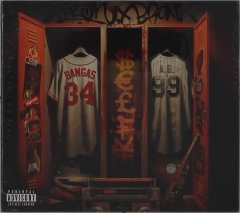 In zwei Spinden hängen Trikots mit den Aufschriften "BANGAS 34" und "A.G. 99", umgeben von Graffiti und Aufklebern.