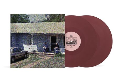 Braune Schallplatten mit dem Text "FRAILTY" auf der Hülle, verpixeltes Haus mit Auto im Vordergrund.