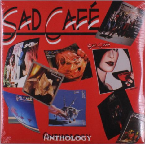 "Sad Café Anthology" steht auf rotem Hintergrund. Verschiedene Albumcover sind verteilt platziert.