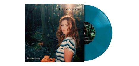 Text: "DREAMVIEWER" oben, "KIRSTEN ADAMSON" unten. Frau mit lockigem Haar im Wald, blaues Schallplattencover.