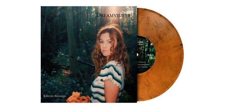 Texte: "DREAMVIEWER", "Kirsten Adamson". Eine Frau in einem Wald, daneben eine braune Schallplatte.