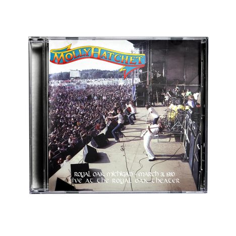 "Molly Hatchet" in buntem Schriftzug. Darunter Bühne mit Band, Publikumsmassen im Hintergrund. Live-Auftritt.