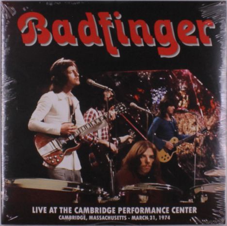 "Badfinger" steht oben in roter Schrift. Darunter: "Live at The Cambridge Performance Center, 31. März 1974." Vier Musiker mit Instrumenten.