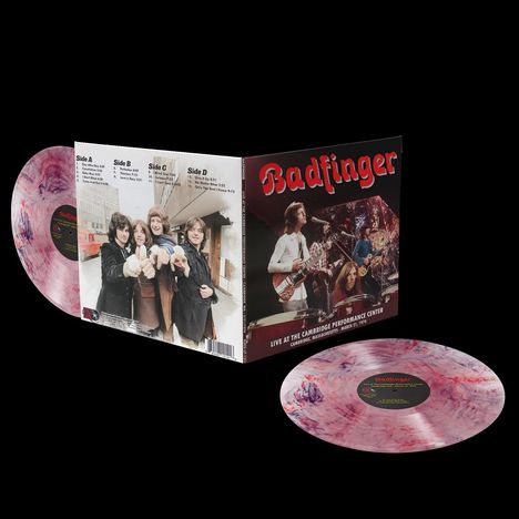„Badfinger“ in roter Schrift, darunter: „Live at the Cambridge Performance Center“. Zwei bunte Schallplatten. Ein offenes Cover mit Bandfotos.