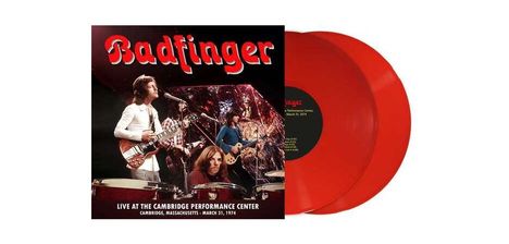 "Badfinger" in roter Schrift. "Live at the Cambridge Performance Center" in Weiß auf schwarzem Hintergrund. Musiker auf Bühne.
