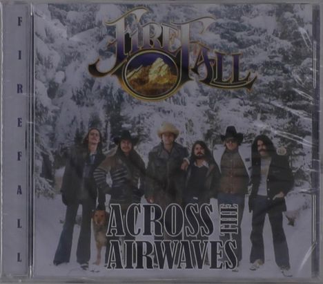 „Firefall Across the Airwaves“. Eine Gruppe von Männern steht vor verschneiten Bäumen; einer hält einen Hund.