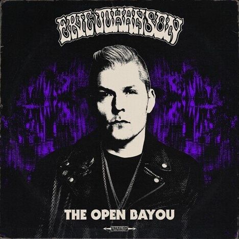Text: ERIC LINDSEY, THE OPEN BAYOU. Schwarz-weißes Porträt eines Mannes vor einem lila Hintergrund.
