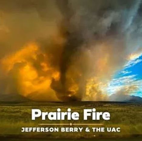 Text: "Prairie Fire" und "Jefferson Berry & The UAC". Große Rauchwolken über grasiger Landschaft, blauer Himmel rechts.