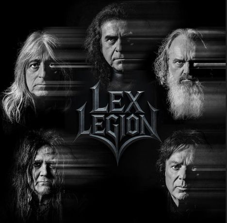 "Lex Legion" in metallischen Buchstaben; fünf Männer mit ernstem Gesichtsausdruck, stilisierter, verschwommener Effekt.