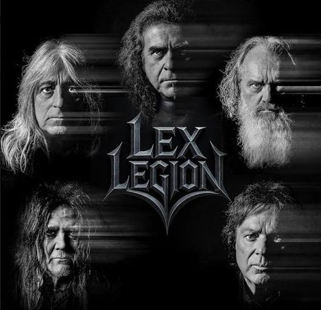 Text: "Lex Legion". Fünf ältere Männer mit ernstem Ausdruck, schwarz-weiß, teils verschwommen dargestellt.