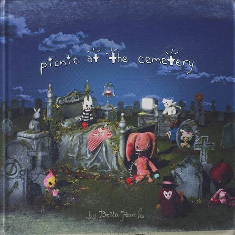 „Picnic at the cemetery“ steht oben, „by Bella Fawn“ unten. Illustration mit Kuscheltieren auf einem Friedhof.