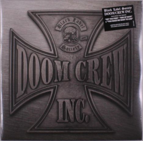 Logo mit Text "DOOM CREW INC." in einem Kreuzdesign, oben kleiner Kreis mit "Black Label Society".