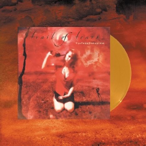 "Trail of Tears. Profoundemonium." Eine Frau in Rot kniet, umgeben von einer düsteren, roten Landschaft.