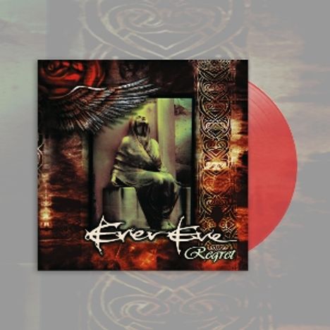 Zu sehen ist weißer Text "Ever Eve" und "Regret". Im Hintergrund sitzt eine Person, umgeben von düsteren, abstrakten Mustern. Links oben ist eine große Feder oder Flügel und rechts ein roter Schallplattenrand.