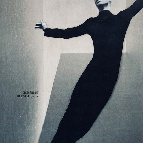 Text: "DICTAPHONE UNSTABLE." Eine schlanke Figur in einem schwarzen Outfit lehnt sich schräg zurück an einer Wand.